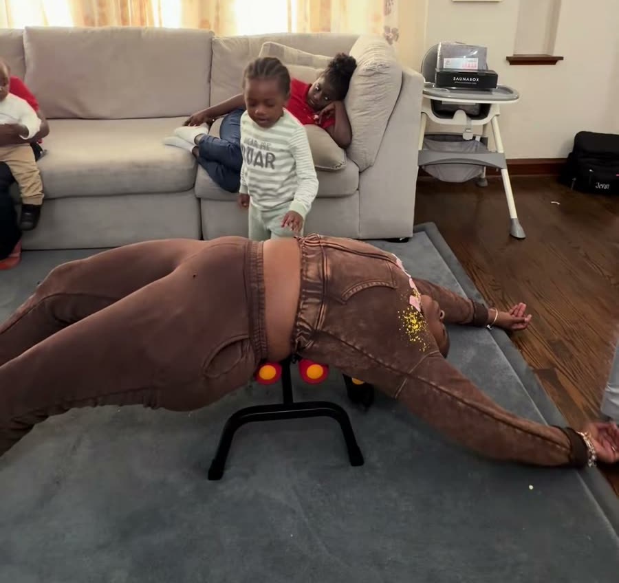 A mom using the Elva on the living-room floor while her kids play nearby